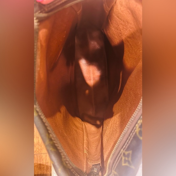 Authentic Louis Vuitton Monogram VTG messenger bag - Picture 7 of 14